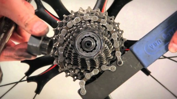 change a bicycle cassette