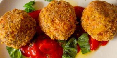 Arancini rice balls with tomato dip