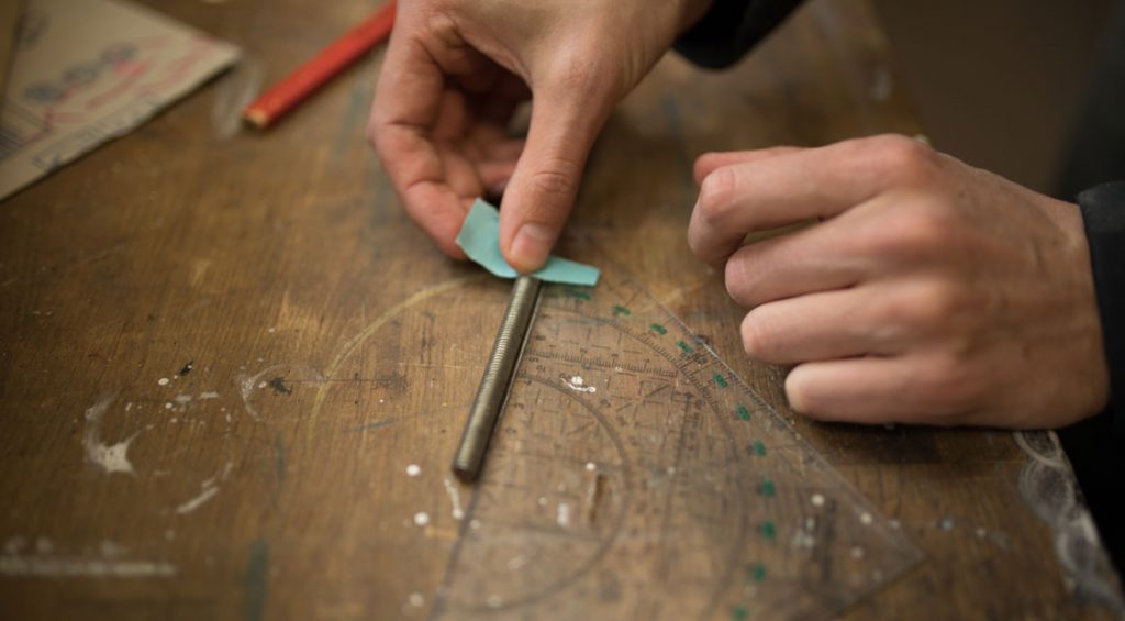 The beams are held together with an M8 bolt. This type of fastening is particularly stable.