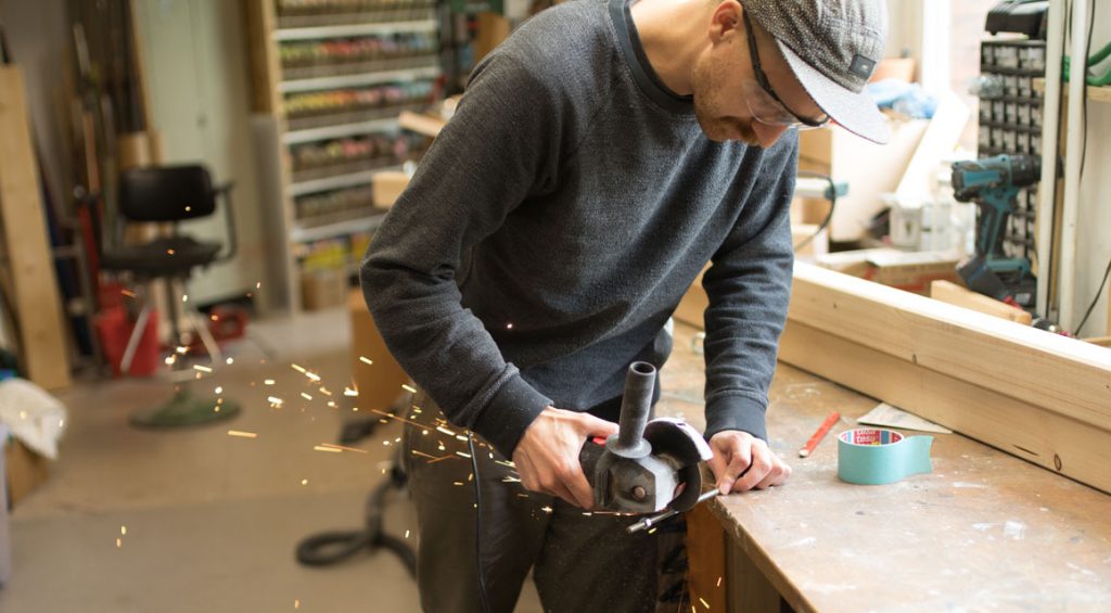 Shorten four bolts to 8 cm each. This works best with the angle grinder and a cutting disc.