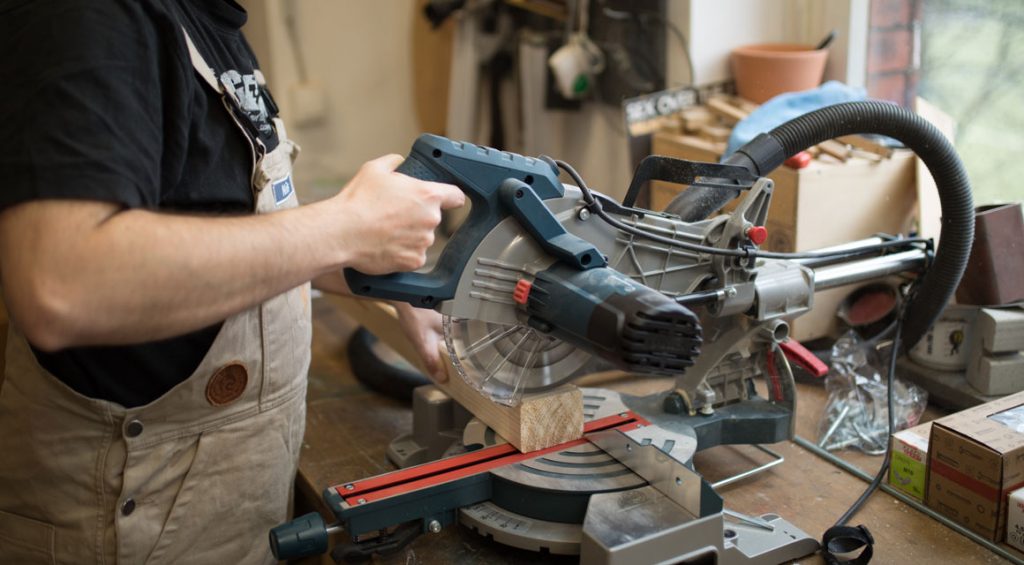 Lengthen the diagonal bars to 1.67 m each. For the installation of the beam shoes, saw the ends on both sides on miter.