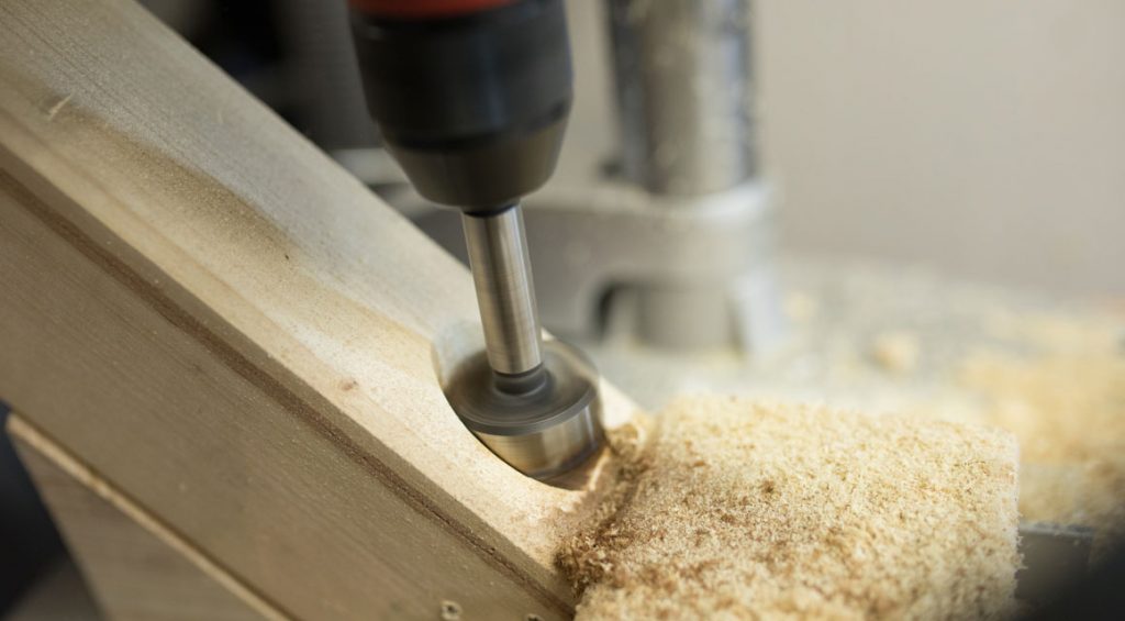 For the middle beam with the Forstner drill, place a hole inclined by 45° on the inside of the diagonal.