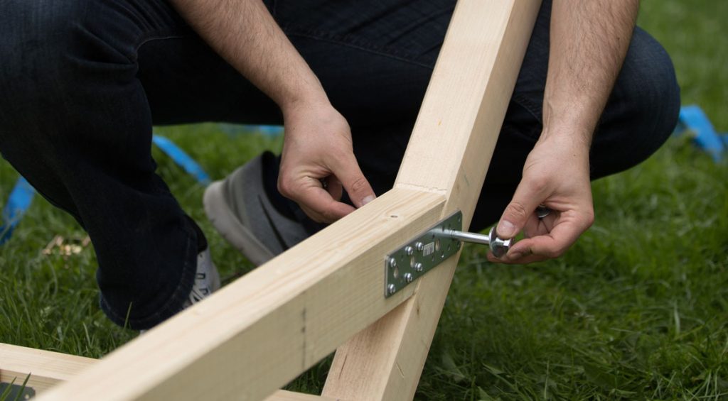 Attach the flat connector 6 x 50 mm each with lens head screws. Insert the center strut and transfer points for drilling for the holes of the M10 bolt.