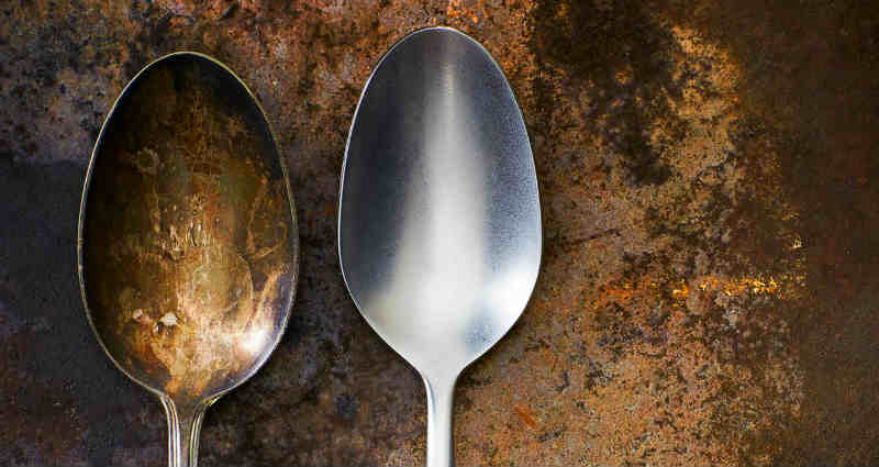 clean silverware with aluminium foil