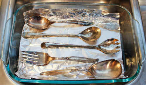 clean silverware with aluminium foil