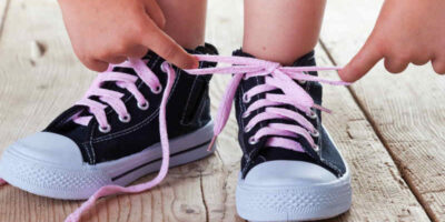 teach a child to tie their shoelaces