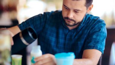 prepare a baby bottle when travelling
