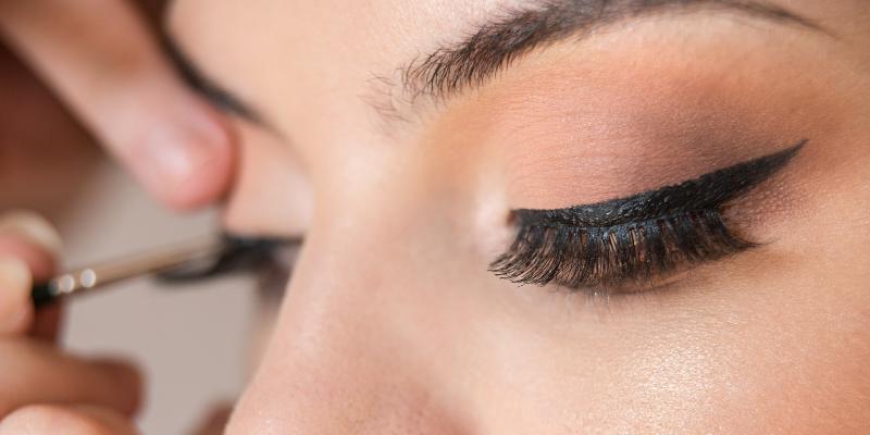 how to put on fake eyelashes (1)