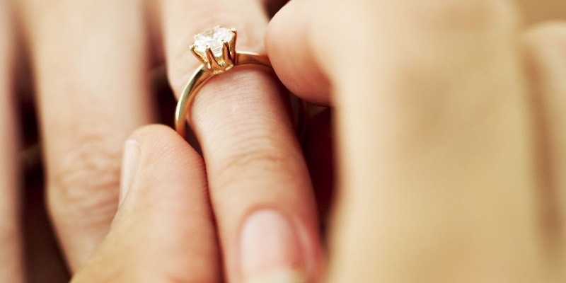 How to buy an engagement ring